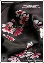 Батик платок ручной росписи `Сакура на черном`.